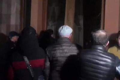 СМИ: протестующие ворвались в здание правительства Армении