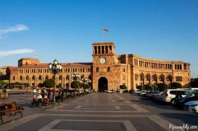 Протестующие взяли штурмом здание правительства Армении в Ереване