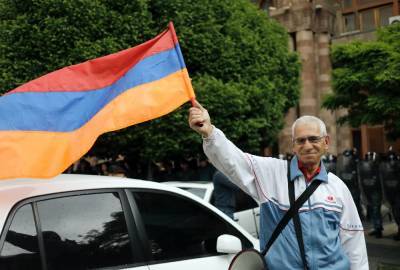 В здание правительства Армении ворвались протестующие после заявления о прекращении войны в Карабахе