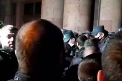 Протестующие в Ереване направились к особняку Пашиняна