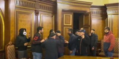 Протестующие захватили здание правительства Армении после заявления Пашиняна о завершении войны в Нагорном Карабахе