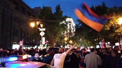 Несогласные с перемирием в НКР ворвались в здание правительства Армении