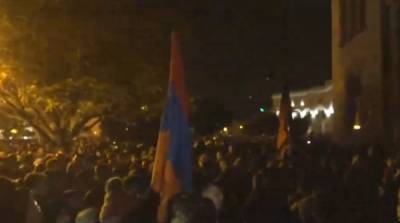 Из-за договоренностей об окончании войны в Карабахе Ереван охватили протесты