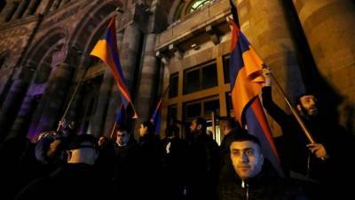Демонстранты подошли к дому Пашиняна в Ереване — видео
