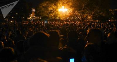 Демонстранты в Ереване выдвинулись к парламенту: ходят слухи об избиении спикера Мирзояна