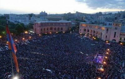 Протестующие оцепили здание парламента в Ереване
