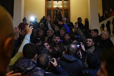 Протестующие армяне избили спикера парламента