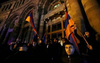 В Ереване толпа устроила погром в здании правительства Армении