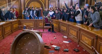 Хаос и неразбериха: ворвавшиеся в НС Армении демонстранты требуют явки главы Генштаба ВС