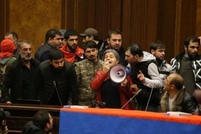 В Ереване протестующие избили спикера парламента Армении