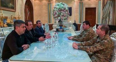 "Мы еще воюем": оппозиционная тройка встретилась с главой Генштаба ВС Армении