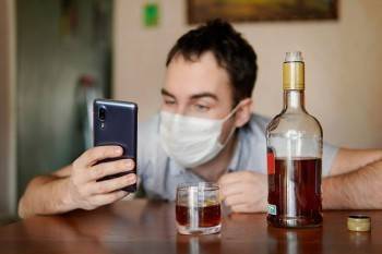 Пандемия коронавируса спровоцировала алкоголизм и психические расстройства