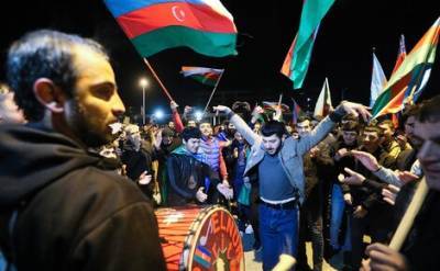 В Азербайджане после заявлений об окончания войны начались народные гуляния, а в Армении – протесты