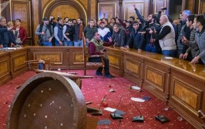 В Армении протестующие захватили трибуну парламента