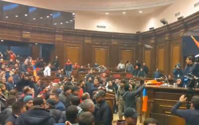 Оппозиция Армении хочет созвать парламент для выхода из карабахских договоренностей