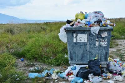 Оренбуржцы пожаловались на разбросанный мусор на улице Ноябрьской