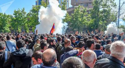 Протестующие в Ереване избили спикера парламента Армении и его охрану