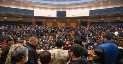 Сотни протестующих захватили здание парламента Армении (ФОТО, ВИДЕО)