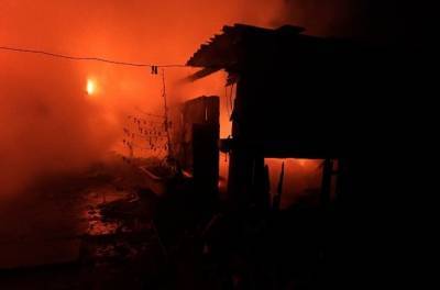 В Астраханской области 15 человек ночью тушили крупный пожар