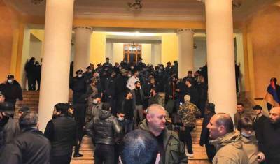 Протестующие захватили здание правительства Армении