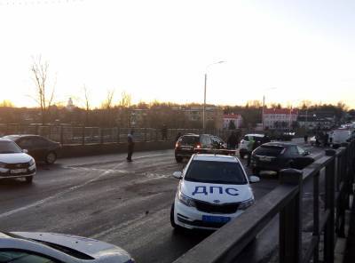 Около полутора десятков машин столкнулись на мосту через Волгу в Тверской области
