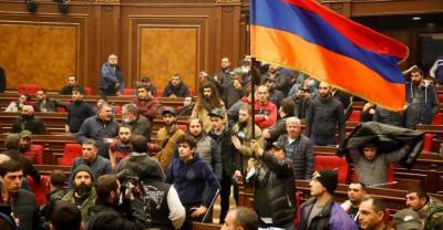 Нагорный Карабах Армения Азербайджан: в Ереване протестующие ворвались в парламент и избили спикера - видео