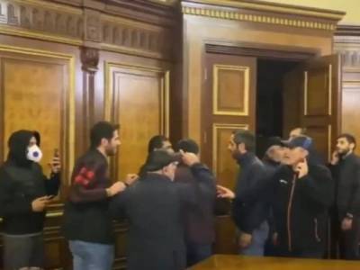 В Карабахе объявили перемирие: В Армении протестующие захватили здание правительства и избили спикера