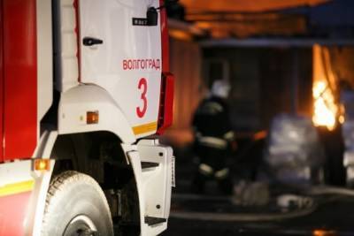 В Волгоградской области в ночном пожаре сгорел трактор