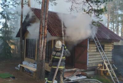Пожарные спасли пенсионера из горящей бани под Приозерском