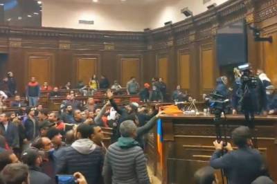 В Ереване сотни протестующих ворвались в парламент и избили спикера