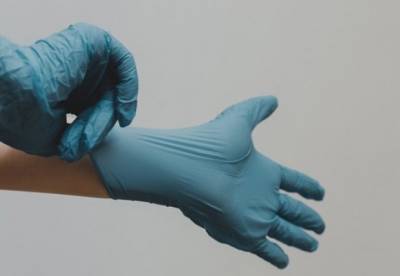 Инфекционист рассказала, нужно ли носить перчатки во время пандемии