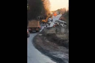 На дороге в Тверской области в кювет упали автобус и грузовик
