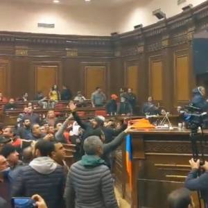 В столице Армении протестующие ворвались в здание парламента