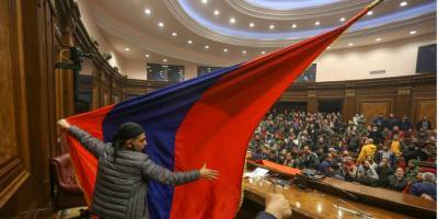 В Армении протестуют против мирного соглашения, Россия вводит свой контингент. Что происходит в Нагорном Карабахе — последние новости
