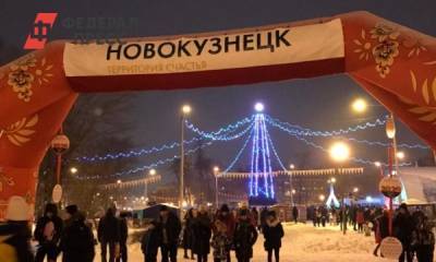 В Новокузнецке устанавливают главную новогоднюю елку