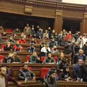 В Ереване протестующие выдвинули парламенту ультиматум. Пашинян объяснил, почему подписал соглашение