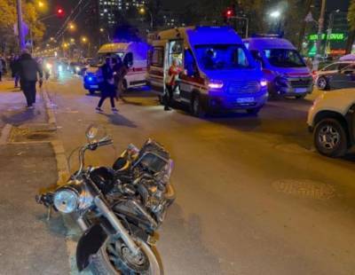 В Киеве на пешеходном переходе мотоциклист сбил трёх человек
