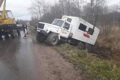 Появилась информация о пострадавших при съезде автобуса и грузовика в кювет в Тверской области