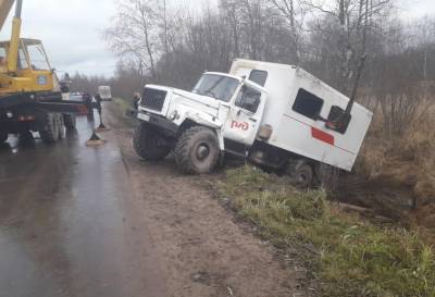 Два человека доставлены в больницу после ДТП с автобусом в Тверской области