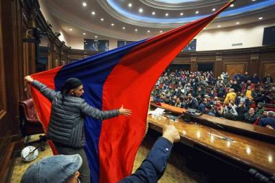 Оппозиция Армении хочет свергнуть Пашиняна и аннулировать соглашение по Карабаху