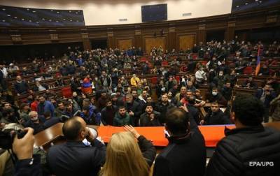 Оппозиция Армении намерена аннулировать соглашение по Карабаху