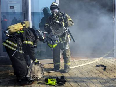 Крупный пожар тушат на складе на юго-востоке Москвы