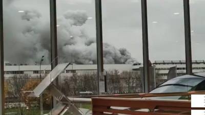 Рухнул охваченный пламенем склад в Москве — видео