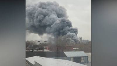 Сильный пожар вспыхнул на юго-востоке Москвы
