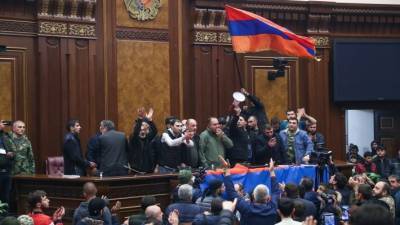 Пашинян оказался на грани отставки после погромов в Ереване