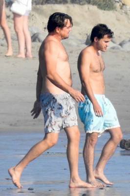 Растолстевший Леонардо ДиКаприо весело провел время с друзьями на пляже в Малибу