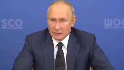 Путин считает необходимым избегать политизации ситуации с COVID-19