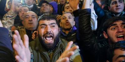Беспорядки в Ереване: протестующие ворвались в парламент, требуют отставки премьера, спикер избит