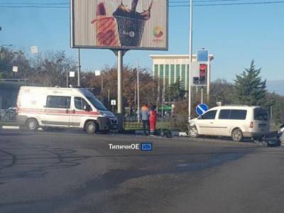 Автомобиль «скорой» попал в ДТП в Харькове