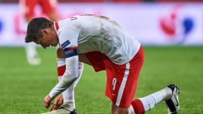 Лидер сборной Польши Левандовски не сыграет против Украины